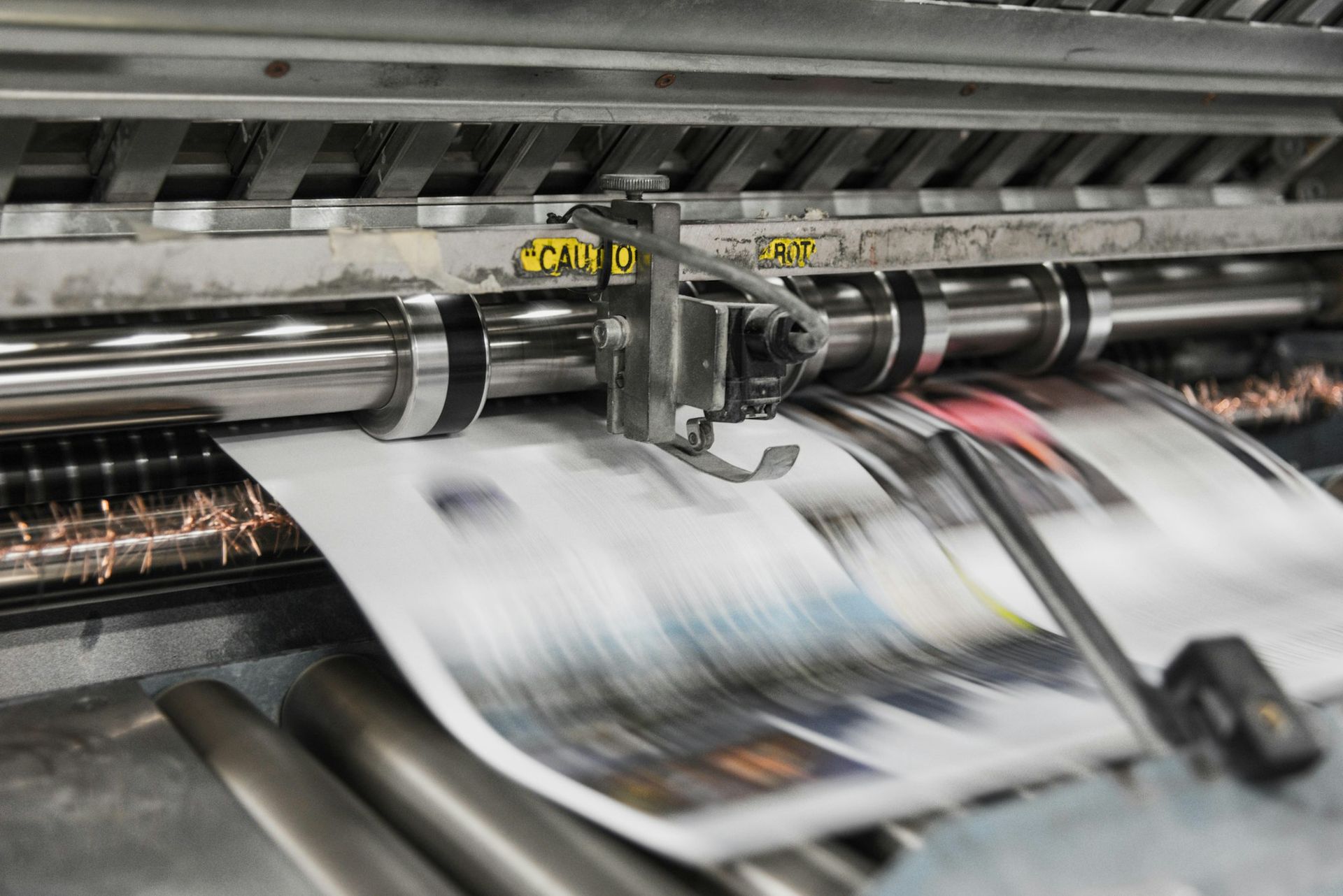 Presse offset en marche, feuilles imprimées en sortie