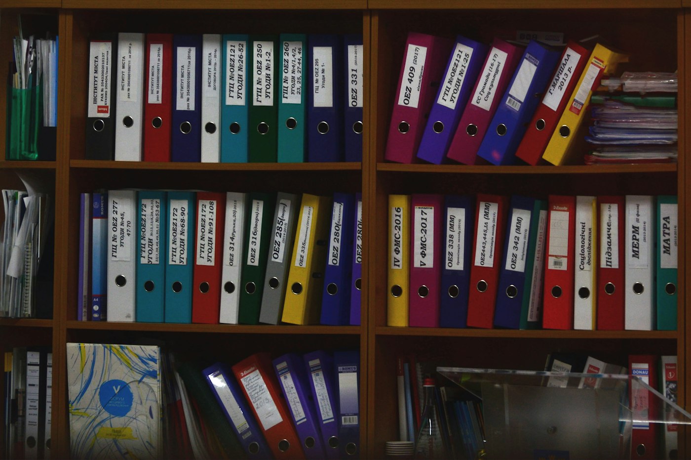 Étagères remplies de classeurs de toutes les couleurs