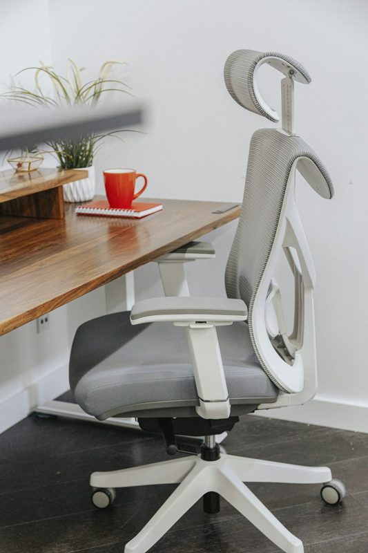 [9001] FAUTEUIL PRESIDENT VIEW EN MESH + TISSU AVEC TETIERE ET ACCOUDOIRS SUR ROULETTES